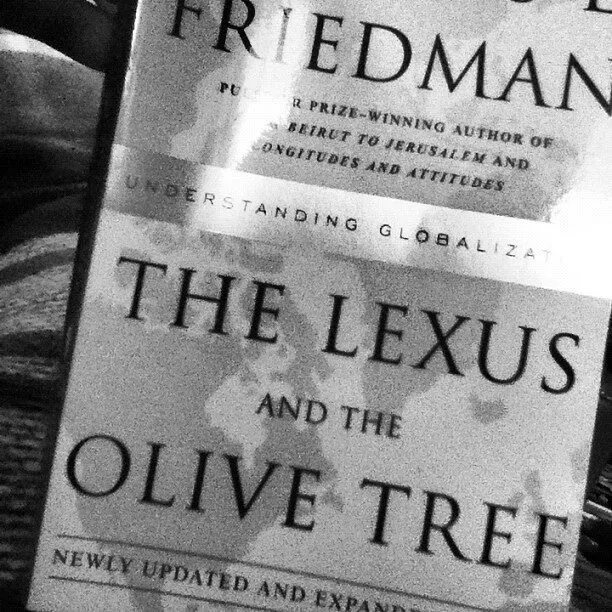 Chiếc xe Lexus và cây ô liu