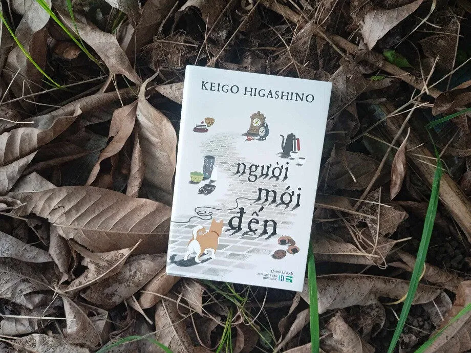 Người mới đến (Higashino Keigo) – Có một dáng hình Thanh tra Kaga rất khác