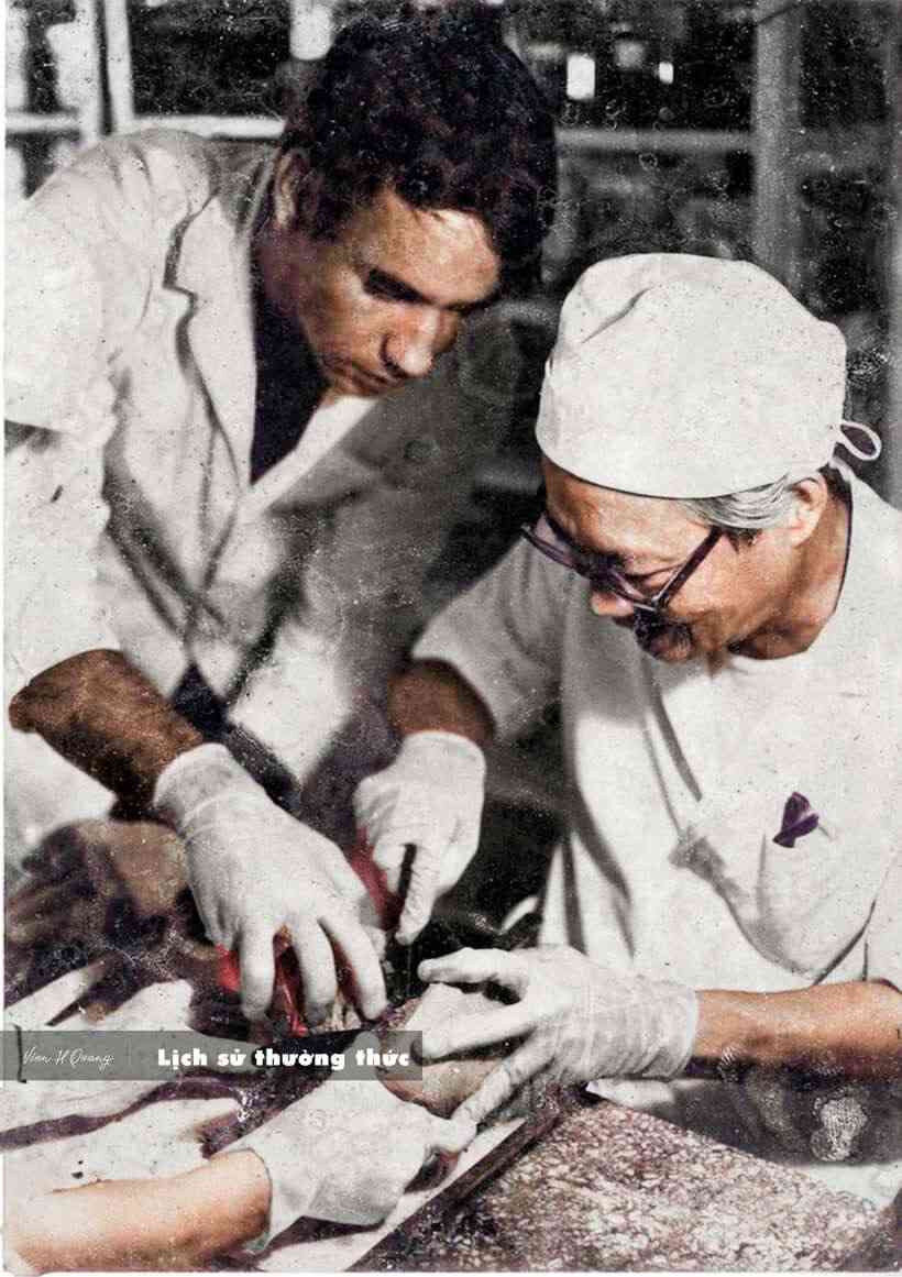 alt text: Giáo sư Tôn Thất Tùng hướng dẫn các bác sĩ Pháp