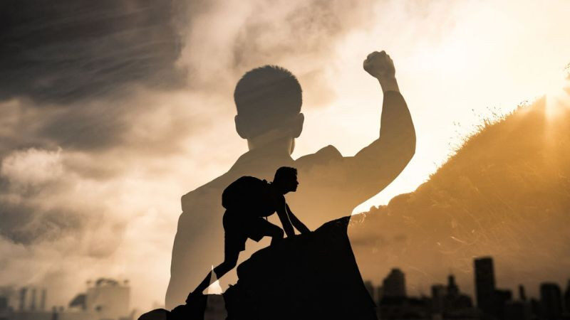 alt text: Hình ảnh người đang bước đi trên con đường dài với đôi giày thể thao, thể hiện sự khởi đầu và hành trình phía trước