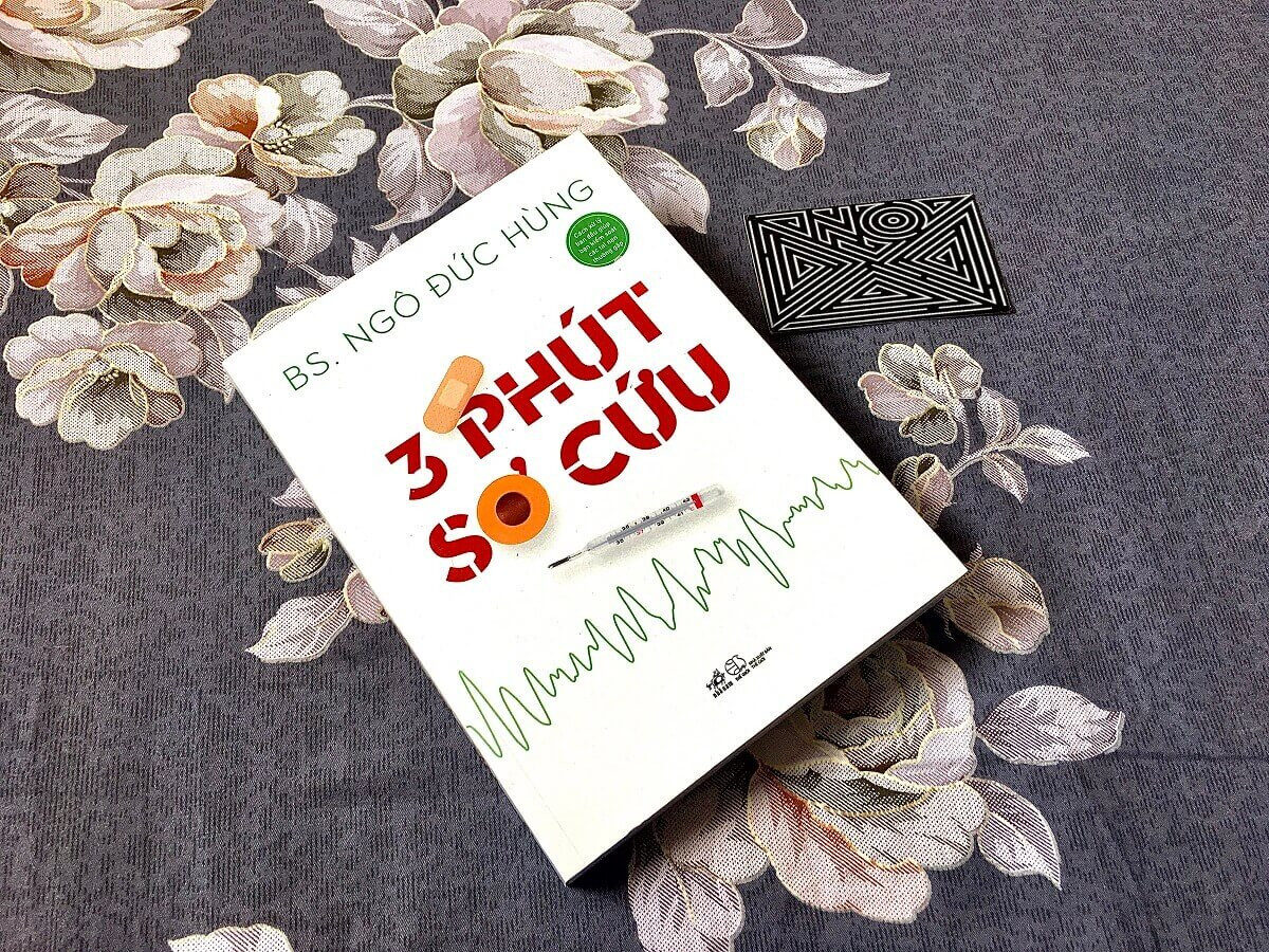 Trang sách 3 Phút Sơ Cứu mở ra với nội dung hướng dẫn sơ cứu