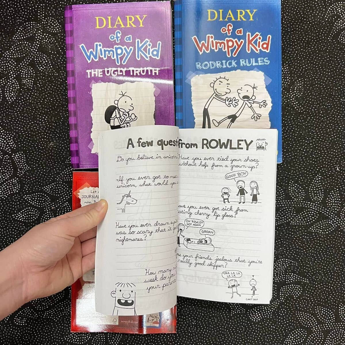 Một trang trong Nhật Ký Cậu Bé Nhút Nhát, cho thấy sự kết hợp hài hòa giữa hình ảnh và văn bản.