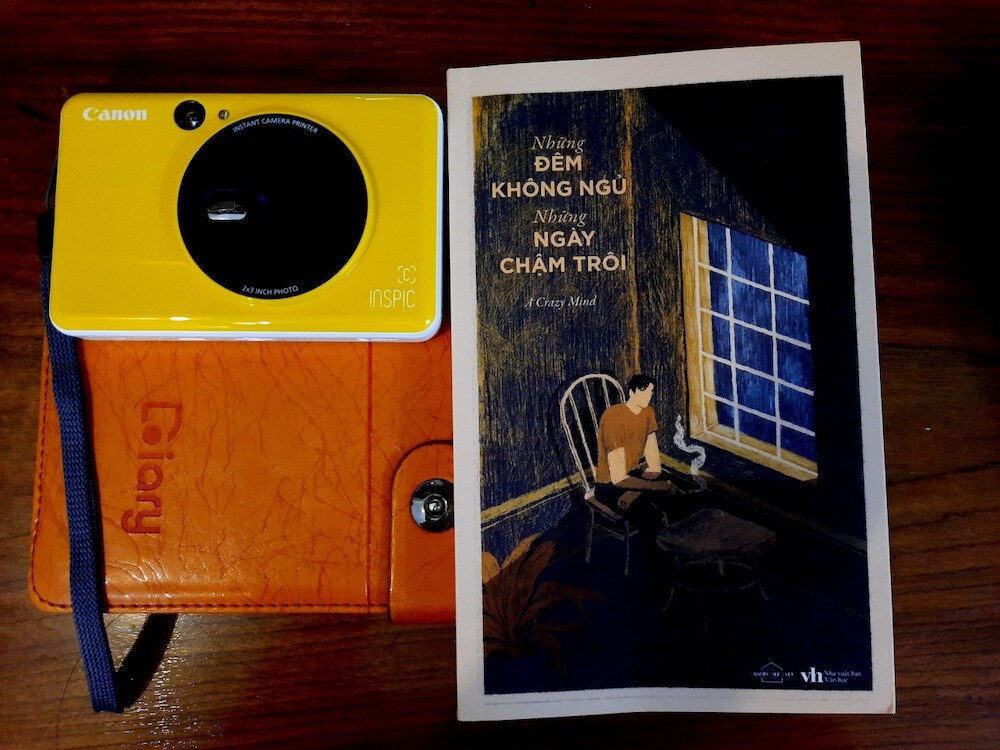 Một cô gái ôm đầu trong đau khổ